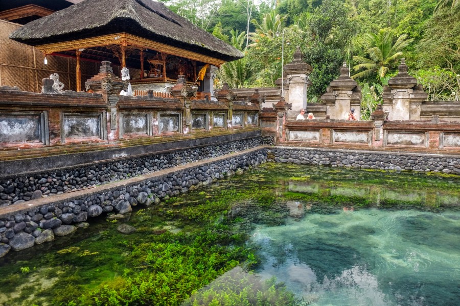 13. Tirta Empul Temple : temple sacré avec source d’eau purificatrice