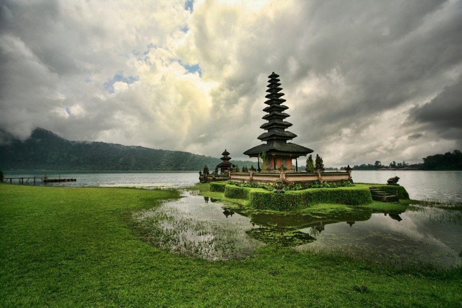 6. Lac de Bratan et temple Ulun Danu : sanctuaire flottant au milieu d’un lac serein