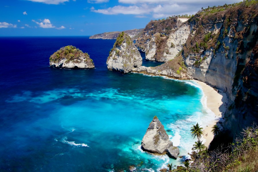 9. Diamond Beach : plage époustouflante sur Nusa Penida avec escalier de pierre spectaculaire